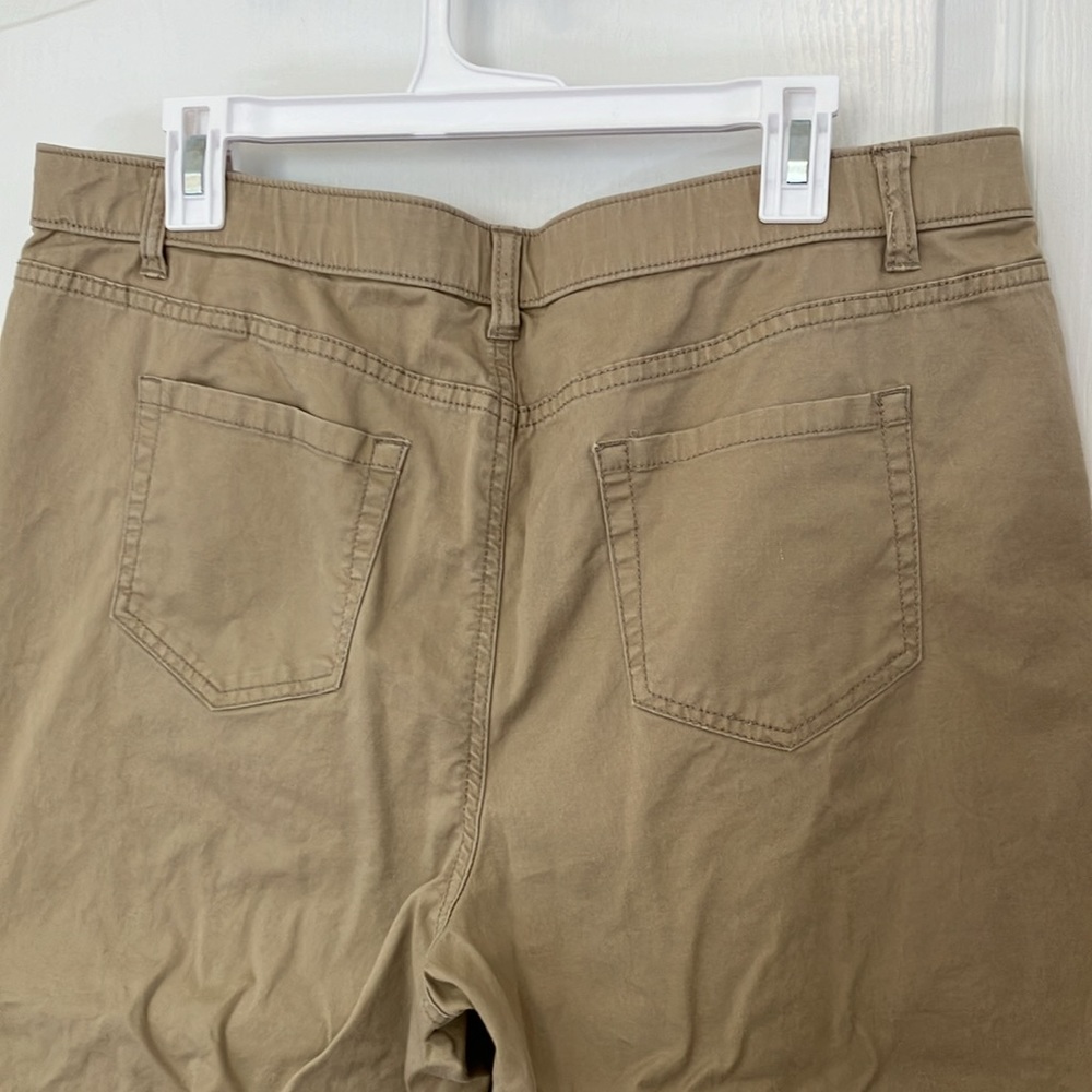 Your favorite stretch tan Capri pants, size 18 - Picture 5 of 5